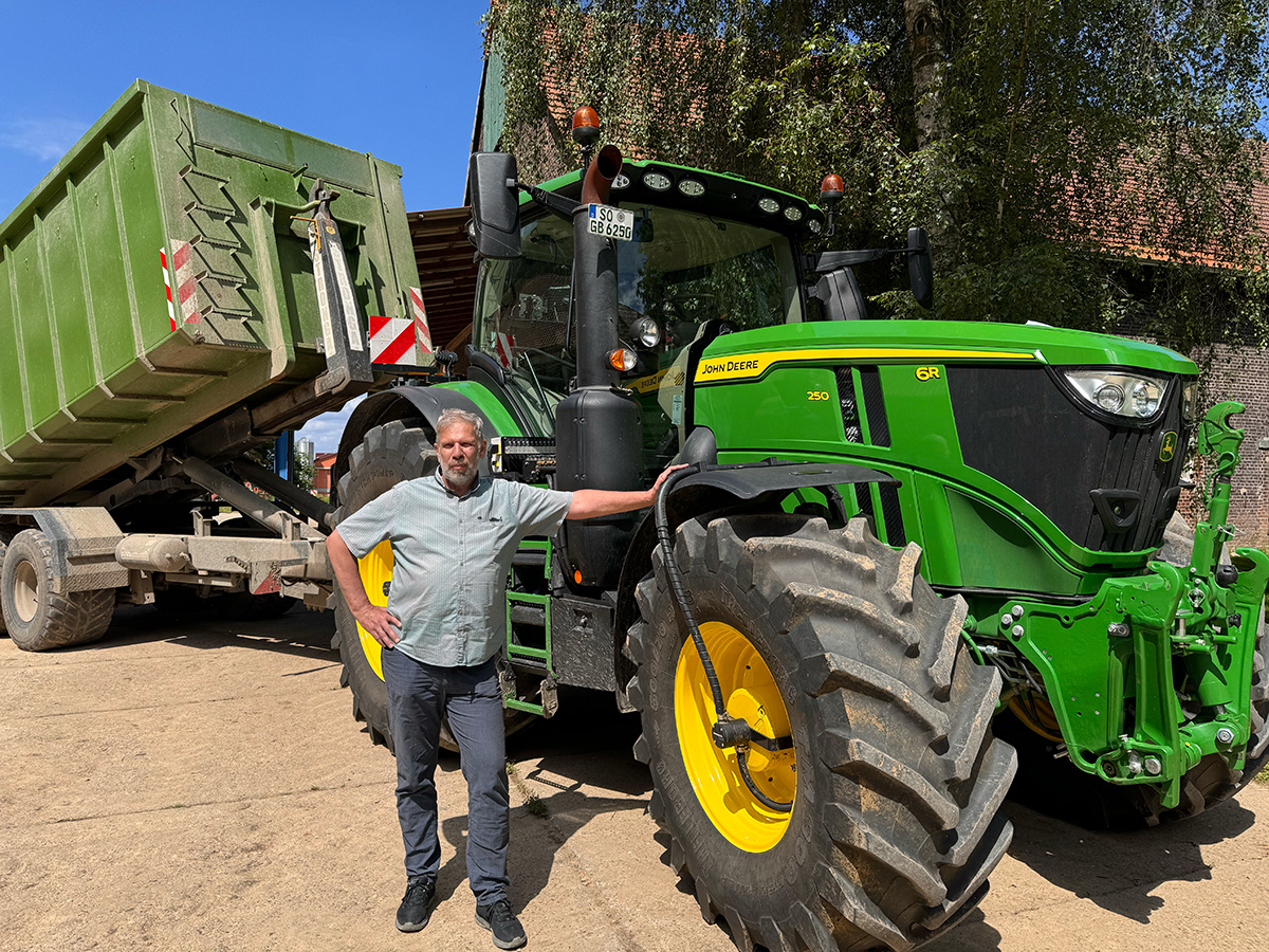 Gut Brockhof - Landwirt neben Traktor